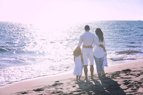 Счастливая Молодая Семья Белой Одежде Весело Проводит Отпуск Красивом Пляже — стоковое фото
