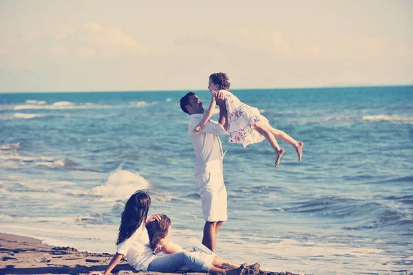 Heureux Jeune Famille Vêtements Blancs Amusez Vous Pendant Les Vacances — Photo