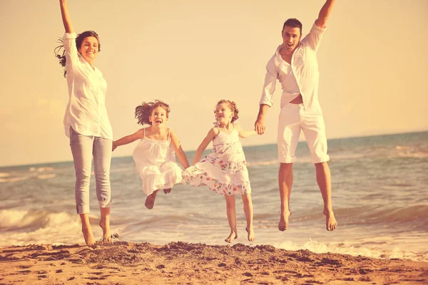 Feliz Familia Joven Ropa Blanca Divertirse Las Vacaciones Hermosa Playa — Foto de Stock