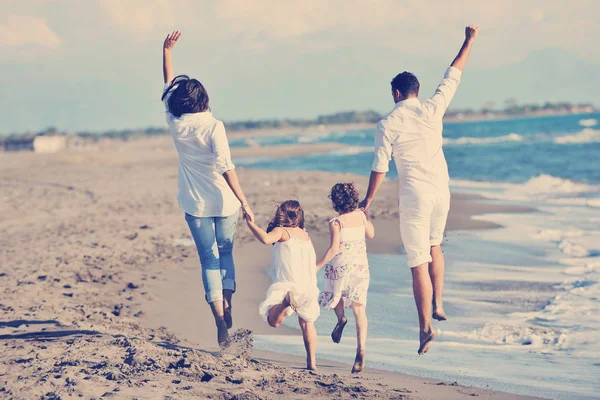 가족은 아름다운 해변에서 휴가를 즐긴다 — 스톡 사진