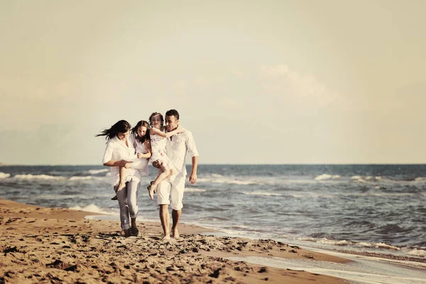 Glückliche Junge Familie Weißer Kleidung Haben Spaß Urlaub Schönen Strand — Stockfoto