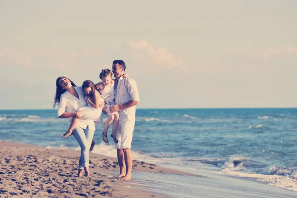 Feliz Familia Joven Ropa Blanca Divertirse Las Vacaciones Hermosa Playa —  Fotos de Stock