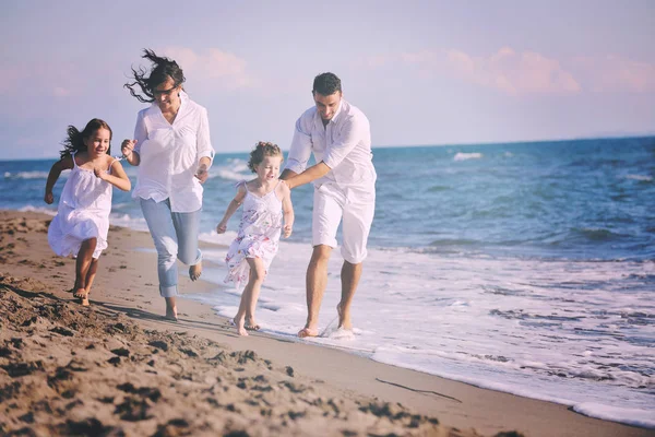 Família Jovem Feliz Roupas Brancas Divertir Férias Bela Praia — Fotografia de Stock