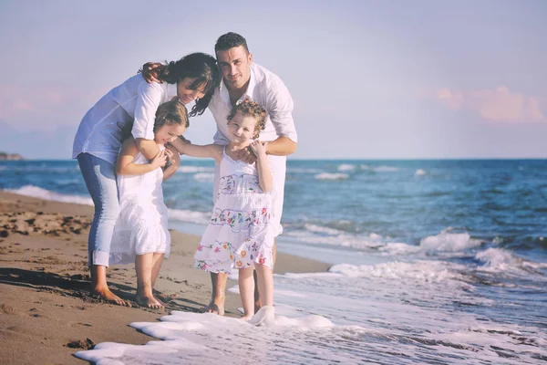 Feliz Familia Joven Ropa Blanca Divertirse Las Vacaciones Hermosa Playa —  Fotos de Stock