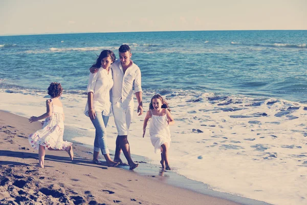 Щаслива Молода Сім Білому Одязі Розважається Відпустці Красивому Пляжі — стокове фото