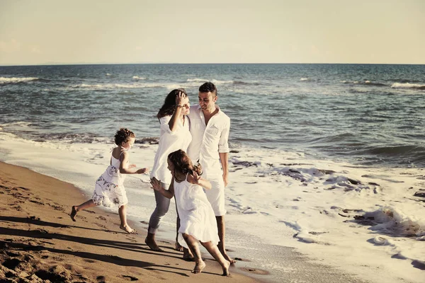 Feliz Familia Joven Ropa Blanca Divertirse Las Vacaciones Hermosa Playa —  Fotos de Stock
