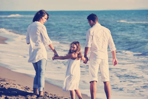 Szczęśliwa Młoda Rodzina Białej Odzieży Baw Się Wakacjach Pięknej Plaży — Zdjęcie stockowe