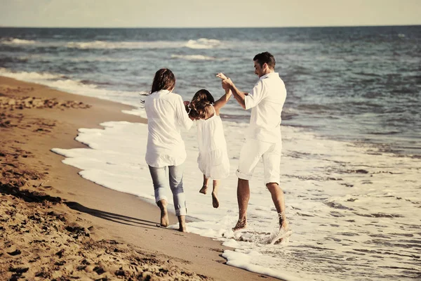 Щаслива Молода Сім Білому Одязі Розважається Відпустці Красивому Пляжі — стокове фото