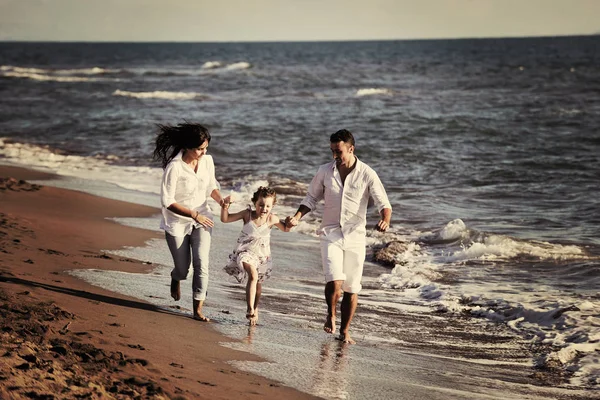 Gelukkig Jong Gezin Witte Kleding Veel Plezier Vakantie Mooi Strand — Stockfoto