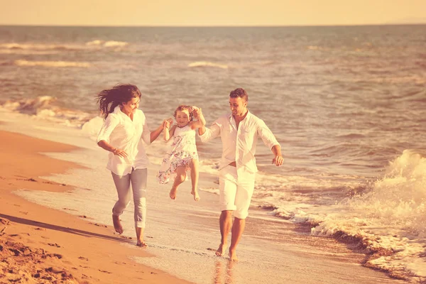 Heureux Jeune Famille Vêtements Blancs Amusez Vous Pendant Les Vacances — Photo