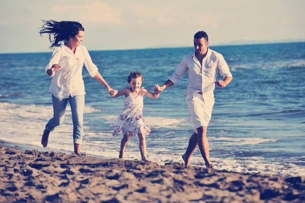 Feliz Familia Joven Ropa Blanca Divertirse Las Vacaciones Hermosa Playa —  Fotos de Stock