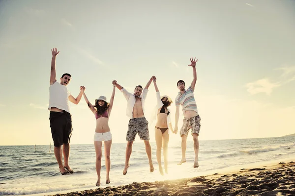 Feliz Grupo Jóvenes Amigos Divertirse Celebrar Mientras Salta Correr Playa —  Fotos de Stock