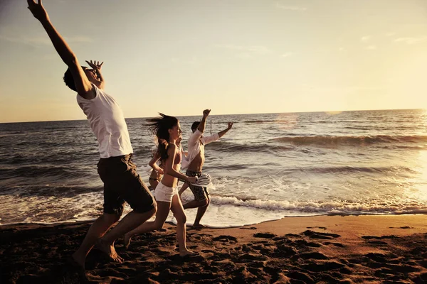 Grupo Jovens Felizes Divertir Branco Correndo Pulando Beacz Pôr Sol — Fotografia de Stock