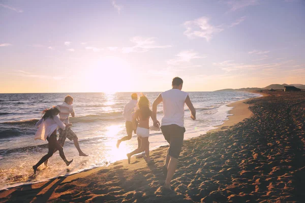 Веселая Молодёжная Группа Весело Бегает Прыгает Маяке Закате — стоковое фото