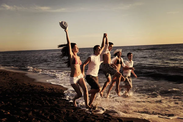 Grupo Jovens Felizes Divertir Branco Correndo Pulando Beacz Pôr Sol — Fotografia de Stock