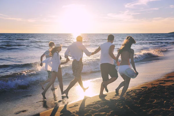 Feliz Grupo Jóvenes Divertirse Blanco Corriendo Saltando Beacz Atardecer —  Fotos de Stock