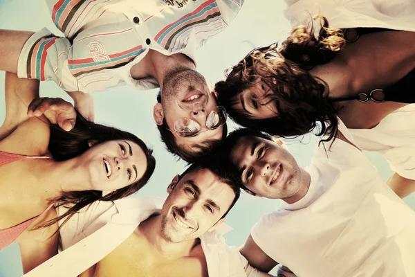 Feliz Grupo Jóvenes Amigos Divertirse Celebrar Mientras Salta Correr Playa —  Fotos de Stock