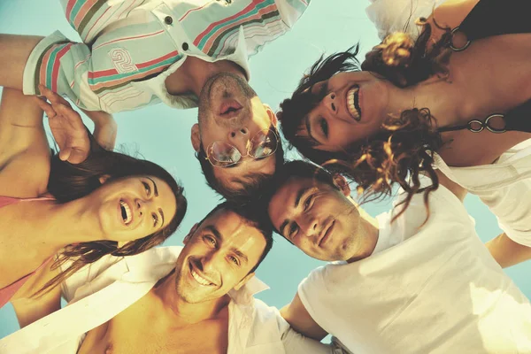 Jovens Amigos Felizes Grupo Equipe Abraço Divirta Comemorar Praia Pôr — Fotografia de Stock