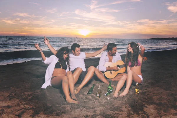 Grupo Jovens Amigos Felizes Divertir Comemorar Enquanto Saltando Correndo Praia — Fotografia de Stock