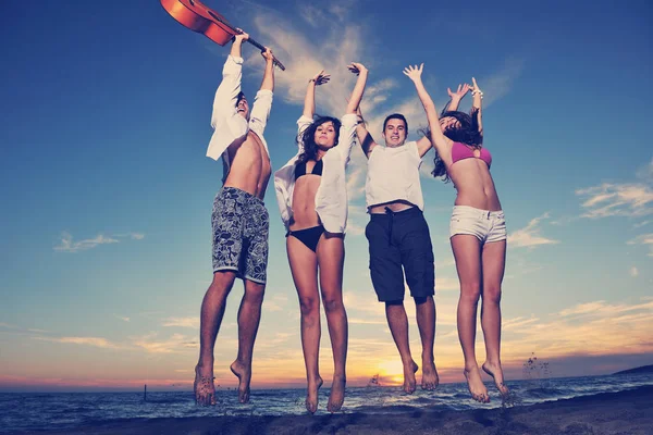 Grupo Jovens Amigos Felizes Divertir Comemorar Enquanto Saltando Correndo Praia — Fotografia de Stock