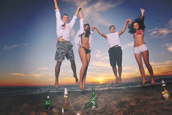 Feliz Grupo Jóvenes Amigos Divertirse Celebrar Mientras Salta Correr Playa —  Fotos de Stock