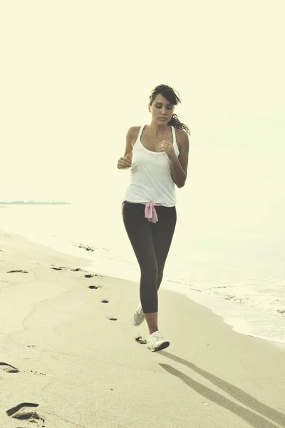 Молодая Здоровая Женщина Бегает Бегает Пляже Рано Утром — стоковое фото