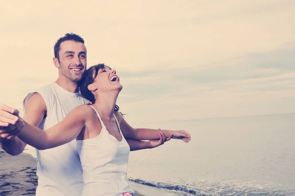 Heureux Jeune Couple Vêtements Blancs Ont Des Loisirs Romantiques Amusant — Photo