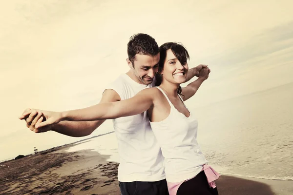 白い服で幸せな若いカップルがあるロマンチックなレクリエーションと楽しい美しいビーチでの休暇に — ストック写真