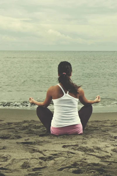 Genç Bir Kadın Sabahın Erken Saatlerinde Plajda Lotus Pozitinle Yoga — Stok fotoğraf