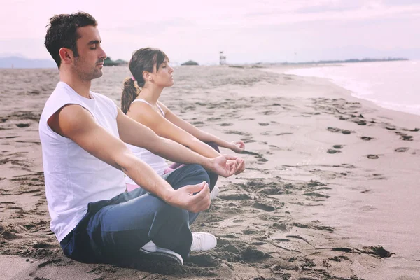 Genç Çiftler Sabahın Erken Saatlerinde Plajda Lotus Pozisyonunda Yoga Yaparken — Stok fotoğraf