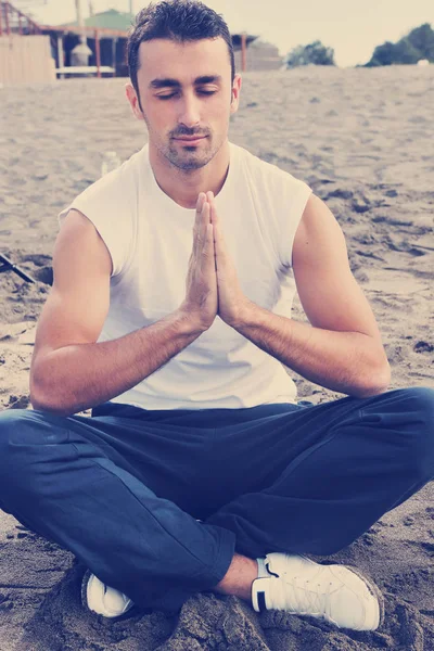 Jonge Man Mediteren Yoga Lotus Positin Het Strand Vroege Ochtend — Stockfoto