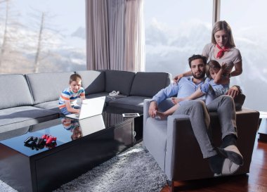mutlu genç çift çocuklar ile vakit