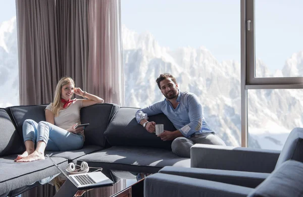 Casal relaxante em casa usando tablet computador — Fotografia de Stock