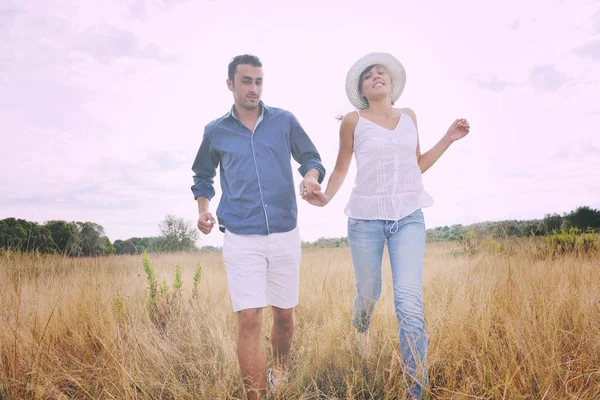 Heureux jeune couple ont romantique temps en plein air — Photo