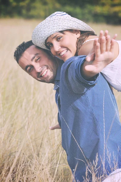 Счастливая молодая пара имеют романтическое время на открытом воздухе — стоковое фото