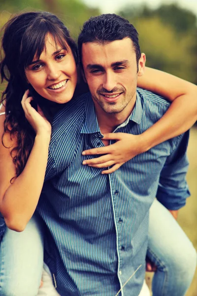 Feliz jovem casal tem tempo romântico ao ar livre — Fotografia de Stock