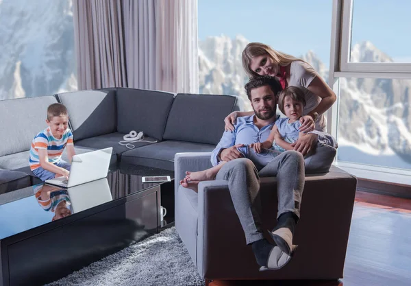 Gelukkige jonge paar tijd doorbrengen met kinderen — Stockfoto