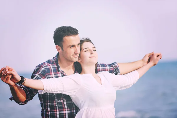 Feliz pareja joven divertirse en la playa —  Fotos de Stock