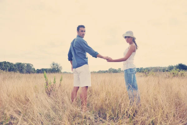 Heureux jeune couple ont romantique temps en plein air Photos De Stock Libres De Droits