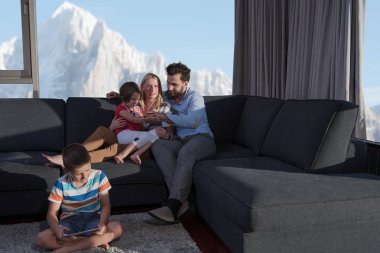 mutlu genç çift evde çocuklar ile vakit