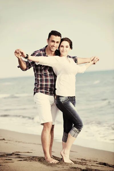 Šťastný mladý pár bavte se na pláži — Stock fotografie