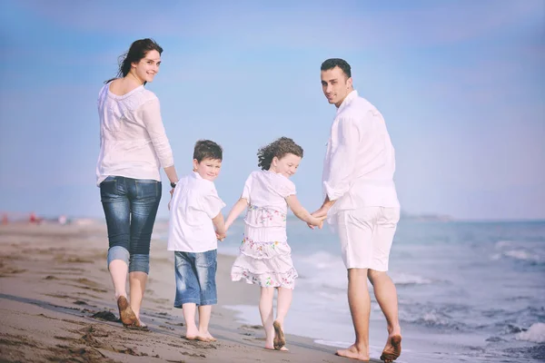 Lycklig ung familj ha kul på stranden — Stockfoto