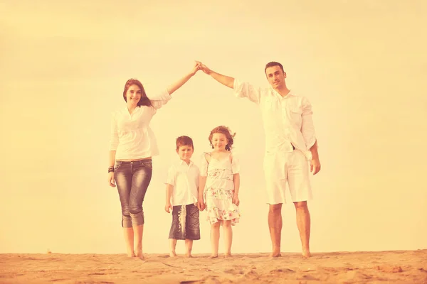Šťastná Mladá Rodina Bavte Plážia Ukazuje Domácí Znamení Conncected Ruce — Stock fotografie