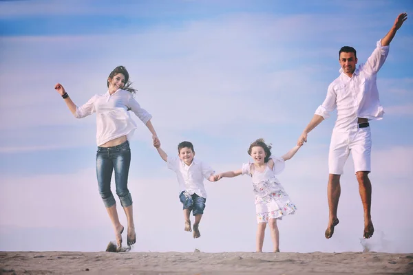 Mutlu Genç Aile Kumsalda Çocukları Korurken Işareti Göstererek Iyi Eğlenceler — Stok fotoğraf