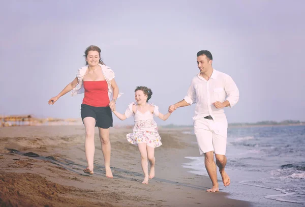 Mutlu Genç Aile Eğleniyor Sahilde Sağlıklı Bir Hayat Sürüyor — Stok fotoğraf
