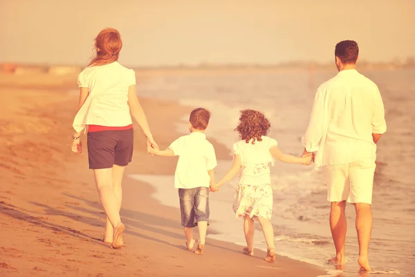 Szczęśliwa młoda rodzina baw się dobrze na plaży — Zdjęcie stockowe