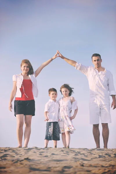 Felice Giovane Famiglia Divertirsi Sulla Spiaggiae Mostrando Segno Casa Con — Foto Stock