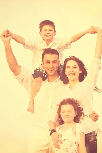 Feliz familia joven divertirse en la playa — Foto de Stock