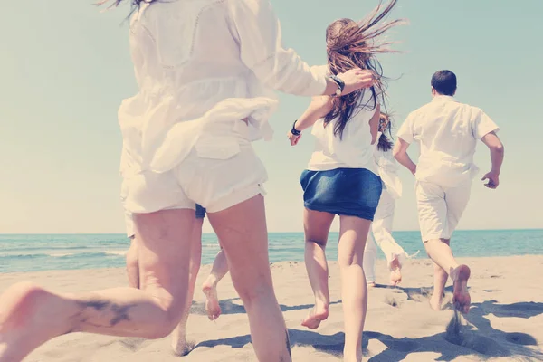 Fröhliche Menschen Gruppe Haben Spaß Laufen Und Springen Strand Schönen — Stockfoto