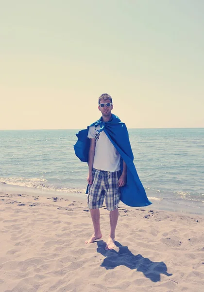 Αστείο Superhero Στέκεται Στην Παραλία Καυτή Άμμο — Φωτογραφία Αρχείου